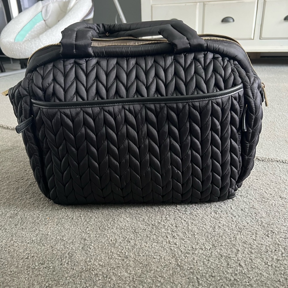 Black Happ Diaper Bag. Great condition. Roomy and fashionable.